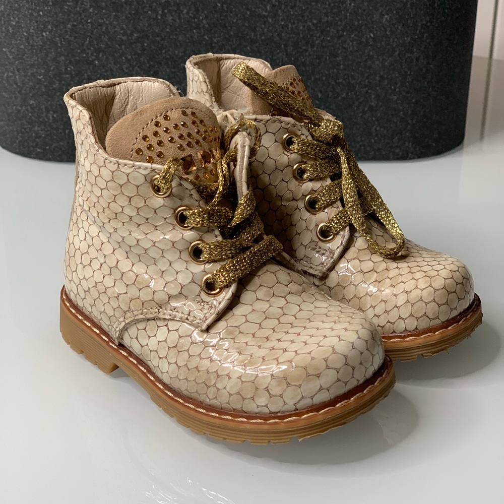 Boots for sale. In perfect condition.Size 5